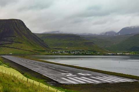 伊萨菲厄泽机场 (冰岛 西峡湾区 伊萨菲亚扎拜尔)