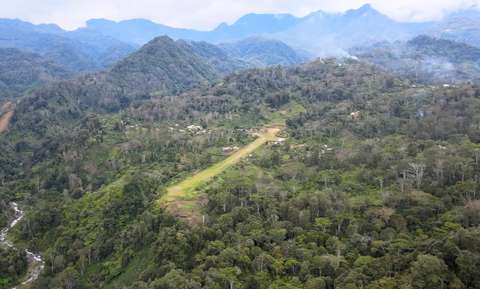 古瓦萨机场 (巴布亚新几内亚 东高地省)